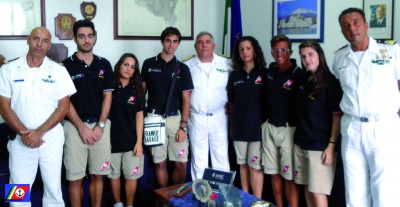 Nella foto, insieme all'Ammiraglio Domenico De Michele, al Comandante Roberto D'Arrigo ed al Maresciallo Paolo Sivillica, i partecipanti al 3 turno: Bruno Conte, Martina Tardanico, Kevin Ciaccio, Manola Olivadese, Giovanni Petirro e Deborah Garro.