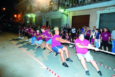 La selezione di Castiglione che ha vinto il tiro alla fune