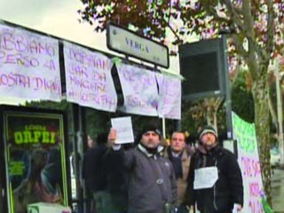 Protesta in piazza Verga (videomediterraneo.it)