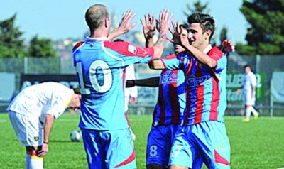 Fabio Aveni che festeggia un gol con i compagni