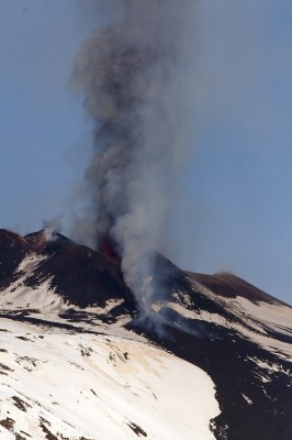 Nella foto, di Angela Platania, l'eruzione del 2012