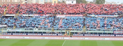 Bella coreografia dei tifosi rossazzurri (foto di Manlio Grimaldi)