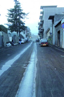 Immagini della cenere dell'Etna che ha ricoperto strade e citt (foto Angela Platania)