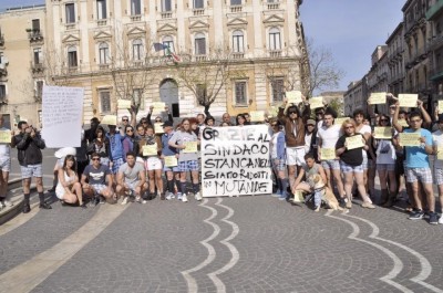 La protesta dei commercianti in mutande