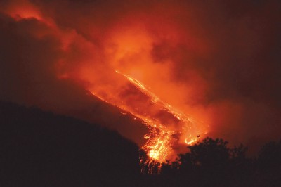 Unimmagine della 13 e spettacolare eruzione dell'Etna (foto Sergio Perez)