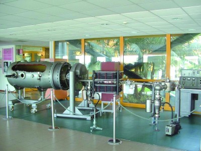 Il primo acceleratore, tecnicamente un Van De Graaff, acquistato dal CSFNSM nel 1955 e adesso esposto nei locali del Dipartimento di Fisica e Astronomia