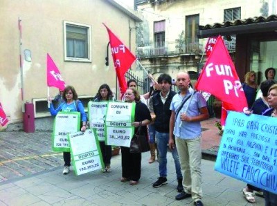 I lavoratori dell'Oasi Cristo re durante una recente protesta