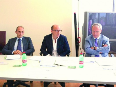 Gli avvocati Marco Spadaro, Francesco Fiscella e Gaetano Franchina durante la conferenza tenutasi al centro Le Zagare di San Giovanni La Punta