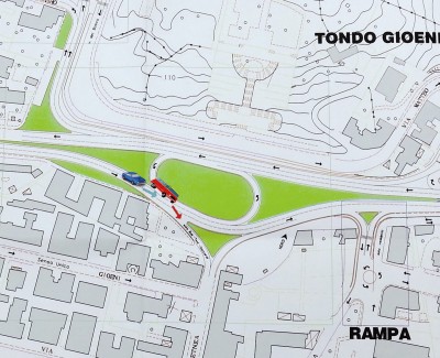 : Il progetto definitivo della rotonda del Nodo Gioeni. I due mezzi, aggiunti da noi, fanno capire che le auto provenienti da nord taglierebbero la strada a quelle che vanno in direzione Ognina da Misterbianco