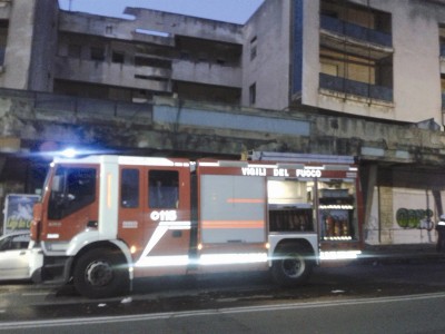 Quattro autobotti dei Vigili del fuoco per spegnere lincendio causato dai rifiuti