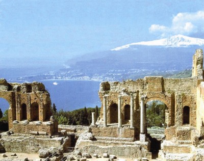 Il Teatro Greco di Taormina con l'Etna sullo sfondo