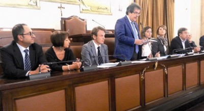 Il sindaco Bianco mentre annuncia l'apertura dello sportello