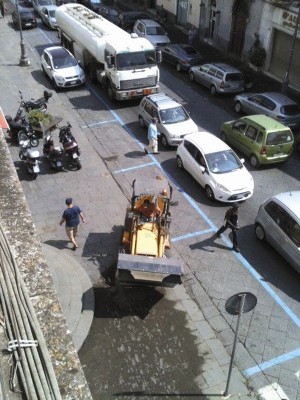 La rimozione cenere in via Callipoli a Giarre